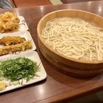 丸亀製麺 - 家族うどんと、天ぷら各種