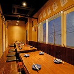 Private rooms Sumibi to Nihonshu Ginsuke Umeda Ten - 横一列に並んでの、一体感ある憩いの宴会が叶います