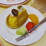 Palace Hotel Tachikawa - ケーキとフルーツ