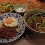 Thai Rak Thai - 豚挽肉のバジル炒めと鶏肉うどんのランチ　1,000円