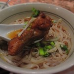 Thai Rak Thai - 鶏肉うどんは醤油味スープに、太い米麺入り