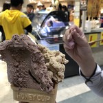 道の駅 貞光ゆうゆう館 - チョコアーモンドとコーヒー牛乳。行列のできるお店