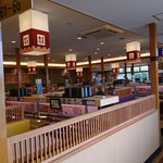 Hama Zushi Tateyama Hachiman Ten - 開店直後の店内です。それが1時間もするとほぼ満席に…。