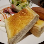 UCCカフェメルカード - トースト＆目玉焼きモーニング(+100円)です。