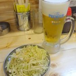 Taishu Izakaya Kerosuke - 生ビール中とお通しキャベツ