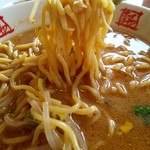 おおぎやらーめん - みそラーメン 麺アップ(2019年8月7日)