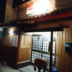 Restaurant Gandhi - 外観　店わきじゃなくて反対車線側に3台あり。出入りに注意なり( ´;ﾟ;∀;ﾟ;)