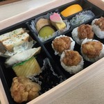 Jiraiya Sangoshi Meinagoya Sakae Ten - 自慢の天むすが入ったお弁当。お惣菜類もクオリティ良好です。