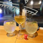 BAR ピッコロ ドゥエ - 特製レモンサワー￥650 　グラスワイン￥600