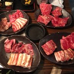 Yakiniku Kura Iino Ten - キャーーー！！！焼肉！！！
                        
                        ¥880〜¥1500のランチの肉もこーやって集めたら豪華！！！
                        
                        ランチメニューの殆どに豚がセットされてる。
                        
                        結果豚が多くなっちまう。ブー！！！
                        
                        
                        