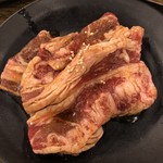 Shichirin Yakiniku Anan Tsudanuma Ten - 出されたヤングカルビを・・・