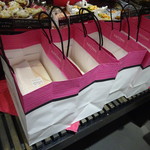 FAUCHON Entetsu Hyakkaten Shinkan - 店頭のピンク軍団