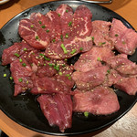 聖幸苑炭火焼肉 - カルビ、ハラミ、タン