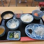 Minshuku Kochiya - ゆっくり休ませていただいて次の日の朝食も一階のお部屋で。
                      
                      朝食にも高知名物の一つであるちりめんじゃこが使ってありましたよ。
                      