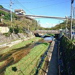 珈琲屋 Yori荘 - お店の前を流れる玉湯川 (晴れの日バージョン)