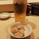 Kanda Edokko Zushi Naka Mise - 生ビールとお通しの山芋とグリーンピース