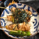 Yakitori Shusai Kinasee - 左手で串を持つための丼配置