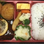 アルビス - レンジでチン♪
            
            中々ずっしりとした弁当。
            
            ハンバーグデカイな。
            
            ではいただきます。
            
            どれ！
            
            
            