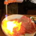 大衆肉酒場 こだわり米 匠 - 目の前でバーナーボーって感じ