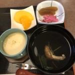 Yohachi - 100円プラスしてつけた肝吸い、
                        うなぎ入り茶碗蒸し、香の物、柿とオレンジ。