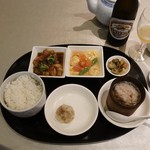 雪園 - 週替りランチ（鶏肉のピリ辛炒め＋海老のふわふわ玉子包み）1,590円