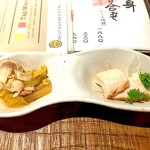 もぐら食堂 - 突き出し（鶏ハム・白菜の炊いたの）