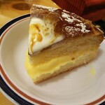 Komeda Coffee Ten Akiruno Ten - カスタードクリームがサンドされてます。