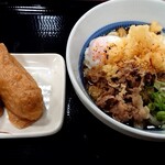 Sanuki Don Taiko Mega Don Kihote Yuenuwai Ooguchi Efusuten - 牛肉とろ玉うどん(630円＋税)、いなり寿司(100円＋税×２個)