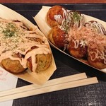 Tsukiji Gindako Okayama Otemachi Ten - お盆持って2階へ