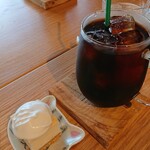 niche cafe - 手前が150円のチーズケーキ