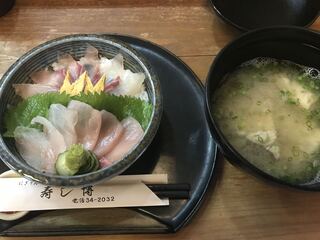 Sushi Hiro - 地魚海鮮丼＝１０００円 税別
                        あら汁＝２００円 税別