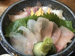 Sushi Hiro - ３種の刺身
                        手前はヒラメの６切れ