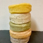 パン工房 ふらんす - 5色マフィン　南瓜、五穀、煎茶、トマト、国産黒米　色ほど風味は強くなく普通のもちもちマフィン。焼き戻すとお餅のようなかおり。食べやすいです。