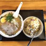 ラーメン小道 - 丼の半分を覆う焼豚。そして、半ちゃんと言えどもこれ位の量が私にはベスト。