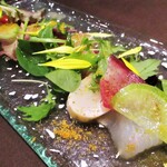 LAZOR GARDEN DINING - 鮮魚とホタテのマリネ フレッシュ野菜の菜園風　シェフ特製ヴィネグレット：新鮮な平目のお刺身に フレッシュな野菜が彩よく飾られ、黄の菊の花びらが散らしてあります。 味付けにシェフ特製のヴィネグレットソースがかけられています。　　　　　2019.12.04