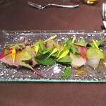 LAZOR GARDEN DINING - 鮮魚とホタテのマリネ フレッシュ野菜の菜園風　シェフ特製ヴィネグレット：新鮮な平目のお刺身に フレッシュな野菜が彩よく飾られ、黄の菊の花びらが散らしてあります。 味付けにシェフ特製のヴィネグレットソースがかけられています。　　　　　2019.12.04