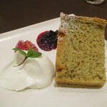 LAZOR GARDEN DINING - パティシエからのお愉しみデザート：タップリの生クリームが添えられた 紅茶のシフォンケーキは、ふっくらふわふわの食感ですョ！　　　　　2019.12.04