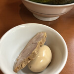 Yokohama Ramen Toumei Ya - サービスしてくれた味玉チャーシュー