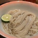 らぁめん鴇 - すだちがステキ！薄い出汁に浸って麺がほぐれやすくなってます。