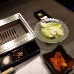 Matsusaka Gyuu Yakiniku M Nanba Ten - 定食のキャベツとキムチと焼台