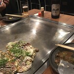 Naniwa Okonomiyaki Bochibochi - コテでお好み焼きを食べて瓶ビールを！