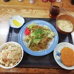 お好み焼 たち花 - 焼きそば定食550円。お母さん二人で営んでいた面影は…ありません(..)