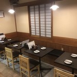 Sumibi Yakitori Sanpo - テーブル席ベンチシート