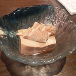 Nagomi Ya - つき出しは、胡麻豆腐に穴子が乗ったもの。