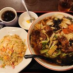 Ippin En - ■本日のランチ- 台湾牛肉ラーメン&半チャーハン 650円(内税)■