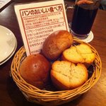 ロティサリーチキンとワイン飲み放題 Hamachan55 - 初めて見た。。パンの正しい食べ方。。