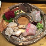 Sakanaya Hidezou Tachi Nomi Ten - 時計回りに、活〆鯛(愛媛), 活〆カンパチ(三重),イタヤ貝(福井), 本マグロ赤身,サワラ炙り。