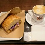 Saint Marc Cafe Ebina Binauoku Ten - 「熱々ホットサンドモーニング　グリルチキンとたっぷり野菜」とカフェラテ