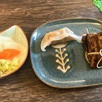 Kizen Cafe & Bar - ふかひれ餃子とミニちまきには自家製ピクルスが添えられます