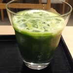 田頭茶舗 - プラス３５０円（税込）で頂いたのは、「抹茶ラテ（アイス）」 別添えのシロップをかけて頂きました。